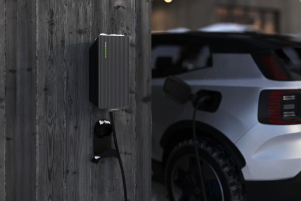 Borne de recharge murale Teltonika installée sur une façade en bois