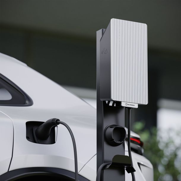 Véhicule électrique branché sur une borne de recharge Teltonika